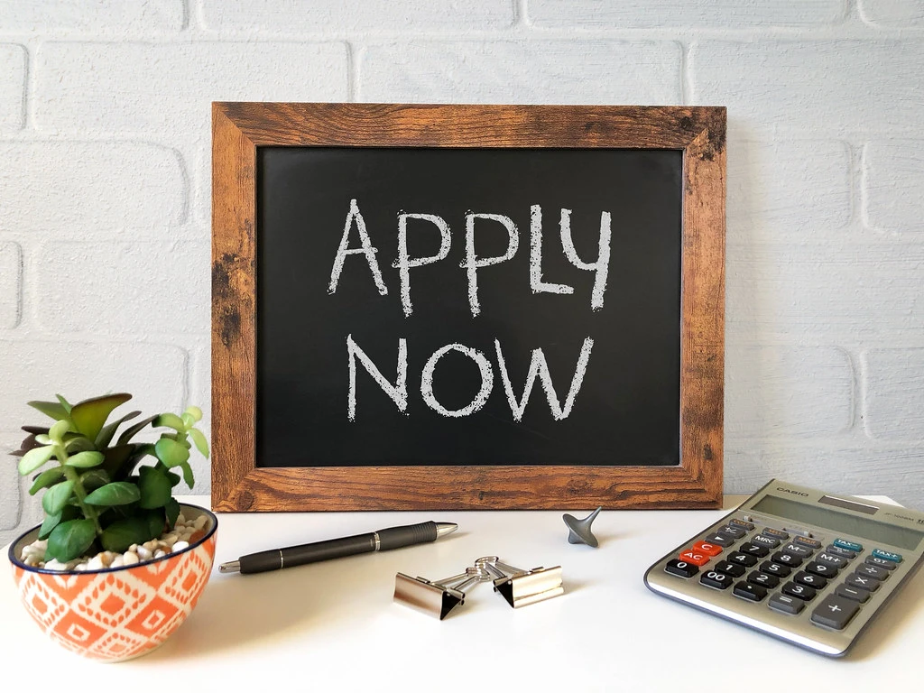 ardoise avec inscription APPLY NOW